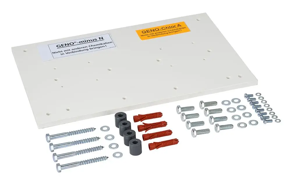 Montageplatte in Weiß mit verschiedenen Schrauben, Unterlegscheiben und Dübel, geeignet für die Installation von Dosierpumpen der Marke Grünbeck.
